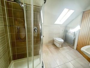 Master En-suite- click for photo gallery